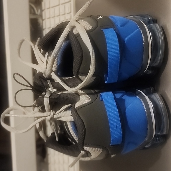 REEBOK BOYS SNEAKERS SIZE 4 - Picture 2 of 6